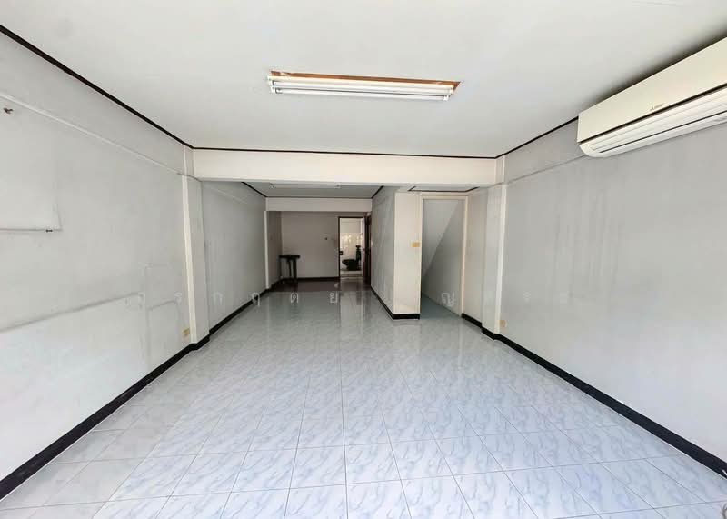 ตึกแถว 3 ชั้น มีชั้นลอย ซอยสุขุมวิท 93, Bangkok, สุขุมวิท 93, Bang Chak, Phra Khanong, Bangkok, 4 Bedrooms, 180 sqm, Townhouse For Sale, by กรกฤตย์ บุญสระ, 500209263 - DDproperty.com