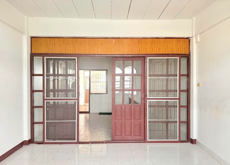 ตึกแถว 3 ชั้น มีชั้นลอย ซอยสุขุมวิท 93, Bangkok, สุขุมวิท 93, Bang Chak, Phra Khanong, Bangkok, 4 Bedrooms, 180 sqm, Townhouse For Sale, by กรกฤตย์ บุญสระ, 500209263 - DDproperty.com