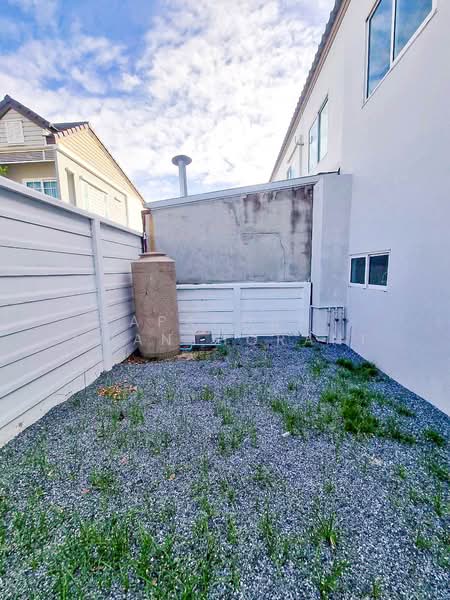 ✨ บ้านเดี่ยว 2 ชั้น ทำเลดี ใกล้รถไฟฟ้าสถานีคลองบางไผ่ พร้อมสิ่งอำนวยความสะดวกครบครัน เหมาะครอบครัว, Nonthaburi, Sai Noi, Sai Noi, Nonthaburi, 3 Bedrooms, 177 sqm, Townhouse For Sale, by Apaporn Muanthorani, 500209391 - DDproperty.com