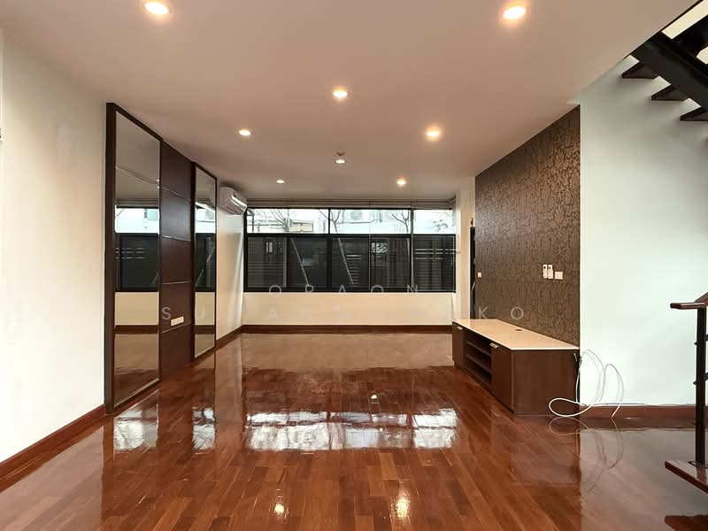 Baan Sasida, Bangkok, 19/1 Sukhumvit, Khong Tan, Khlong Toei, Bangkok, 3 Bedrooms, 250 sqm, Condo For Rent, by Oraon Suwanmongko, 500209670 - DDproperty.com