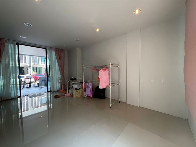 Wayra Biznet Romklao-Suvarnabhumi, Bangkok, 18-1 Romklao Road, Khlong Sam Prawet, Lat Krabang, Bangkok, 3 Bedrooms, 150 sqm, Townhouse For Sale, by คุณ ภควัต อุณหรัตน์ (อ้น), 500209890 - DDproperty.com