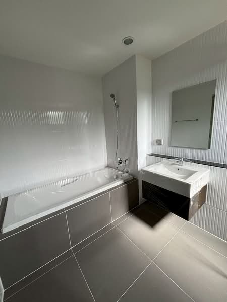 ขาย บ้านกลางเมือง The Edition สุขสวัสดิ์-พระราม3 ราคาถูกที่สุดในหมู่บ้าน, Bangkok, Thung Khru, Thung Khru, Bangkok, 4 Bedrooms, 220 sqm, Semi-Detached House (Twin House) For Sale, by Apaporn Muanthorani, 500210040 - DDproperty.com