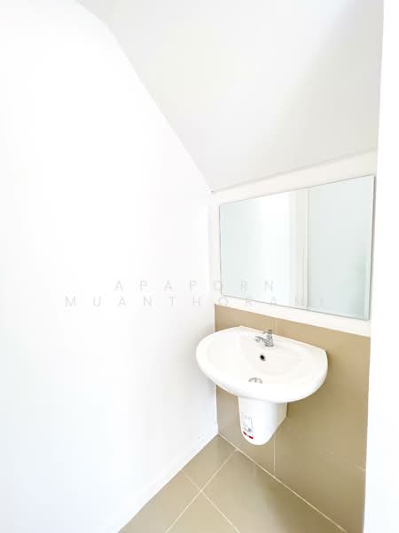 🏡✨ ขายบ้านหลังมุม พฤกษาวิลล์ 99 รีโนเวทใหม่ทั้งหลัง พื้นที่กว้าง จอดรถ 2 คัน เพียง 2.29 ล้าน!, Samut Sakhon, Om Noi, Krathum Baen, Samut Sakhon, 3 Bedrooms, 115 sqm, Townhouse For Sale, by Apaporn Muanthorani, 500210396 - DDproperty.com