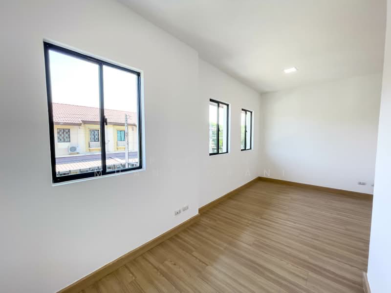 🏡✨ ขายบ้านหลังมุม พฤกษาวิลล์ 99 รีโนเวทใหม่ทั้งหลัง พื้นที่กว้าง จอดรถ 2 คัน เพียง 2.29 ล้าน!, Samut Sakhon, Om Noi, Krathum Baen, Samut Sakhon, 3 Bedrooms, 115 sqm, Townhouse For Sale, by Apaporn Muanthorani, 500210396 - DDproperty.com