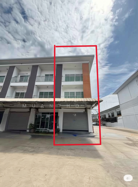 ขายตึกพาณิชย์ 3 ชั้น หลังมุม ติดถนนใหญ่ สามพราน พื้นที่กว้าง จอดรถได้หลายคัน เพียง 2.99 ล้าน!, Nakhon Pathom, Khlong Mai, Sam Phran, Nakhon Pathom, 2 Bedrooms, 107 sqm, Townhouse For Sale, by Apaporn Muanthorani, 500211092 - DDproperty.com