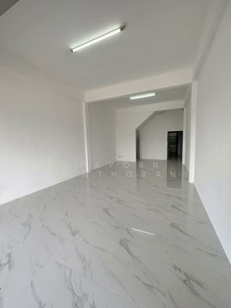 ขายอาคารพาณิชย์ 3 ชั้น ย่านนาคประสิทธิ์ ทำเลดีคนพลุกพล่าน เหมาะทำหน้าร้าน ออฟฟิศ คลินิก หรือโรงเรียน, Nakhon Pathom, Khlong Mai, Sam Phran, Nakhon Pathom, 2 Bedrooms, 107 sqm, Townhouse For Sale, by Apaporn Muanthorani, 500211092 - DDproperty.com