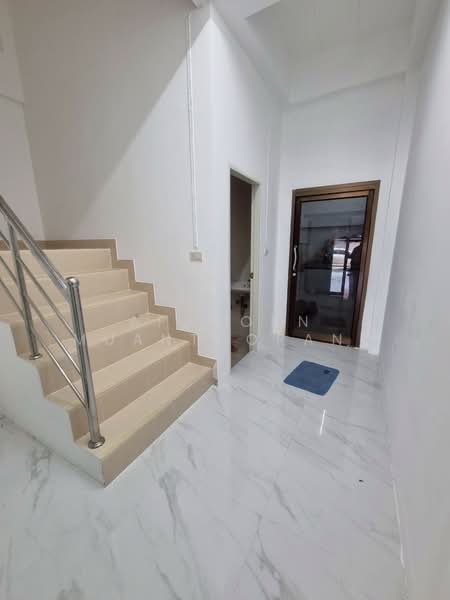 ขายอาคารพาณิชย์ 3 ชั้น ย่านนาคประสิทธิ์ ทำเลดีคนพลุกพล่าน เหมาะทำหน้าร้าน ออฟฟิศ คลินิก หรือโรงเรียน, Nakhon Pathom, Khlong Mai, Sam Phran, Nakhon Pathom, 2 Bedrooms, 107 sqm, Townhouse For Sale, by Apaporn Muanthorani, 500211092 - DDproperty.com