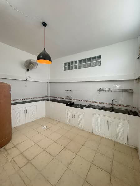 ขายอาคารพาณิชย์ 3 ชั้น ย่านนาคประสิทธิ์ ทำเลดีคนพลุกพล่าน เหมาะทำหน้าร้าน ออฟฟิศ คลินิก หรือโรงเรียน, Nakhon Pathom, Khlong Mai, Sam Phran, Nakhon Pathom, 2 Bedrooms, 107 sqm, Townhouse For Sale, by Apaporn Muanthorani, 500211092 - DDproperty.com