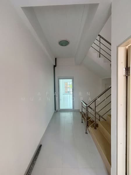 🏢✨ ตึกพาณิชย์ 3 ชั้น หลังมุม ติดถนนใหญ่ สามพราน พื้นที่กว้าง จอดรถได้หลายคัน เพียง 2.99 ล้าน!, นครปฐม, คลองใหม่, สามพราน, นครปฐม, 107 ตร.ม., ทาวน์เฮ้าส์ ขาย, โดย Apaporn Muanthorani, 500211092 - DDproperty.com