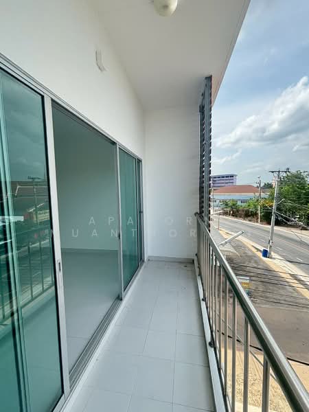 🏢✨ ตึกพาณิชย์ 3 ชั้น หลังมุม ติดถนนใหญ่ สามพราน พื้นที่กว้าง จอดรถได้หลายคัน เพียง 2.99 ล้าน!, Nakhon Pathom, Khlong Mai, Sam Phran, Nakhon Pathom, 2 Bedrooms, 107 sqm, Townhouse For Sale, by Apaporn Muanthorani, 500211092 - DDproperty.com