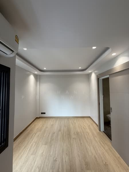 Regent 71 Place, Bangkok, Phra Kanong Nua, Watthana, Bangkok, 4 Bedrooms, 300 sqm, Townhouse For Rent, by Suchanya Piboonwiput, 500211268 - DDproperty.com