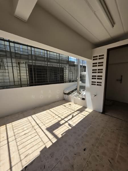 For Sale - Four-story house with rooftop for sale, suitable for a restaurant, near Gate 108 of Prince of Songkl, Songkhla