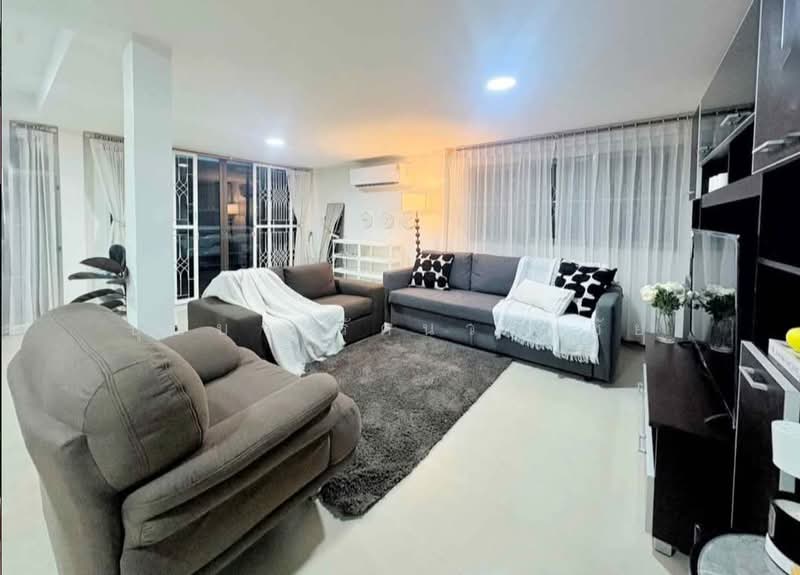 For Rent - จดบริษัทได้ ทำเล MRT ห้วยขวาง ซ.ประชาราษฎร์บำเพ็ญ 17 ให้เช่าบ้านเดี่ยว 6 นอน บ้านสวย เฟอร์ครบ, Bangkok