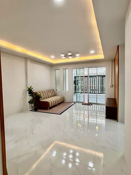 For Sale - ทาวน์เฮ้าส์ ชั้นเดียว หน้ากว้าง 8 เมตร รีโนเวทใหม่ รามอินทรา 17 ใกล้รถไฟฟ้าสถานีลาดปลาเค้า, Bangkok