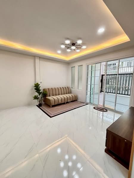 For Sale - ทาวน์เฮ้าส์ ชั้นเดียว หน้ากว้าง 8 เมตร รีโนเวทใหม่ รามอินทรา 17 ใกล้รถไฟฟ้าสถานีลาดปลาเค้า, Bangkok