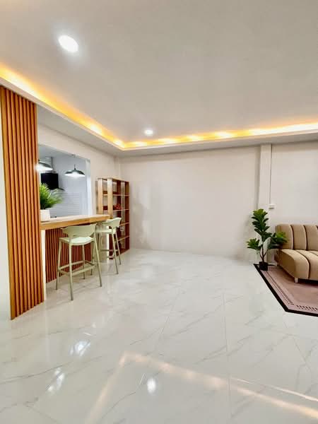 For Sale - ทาวน์เฮ้าส์ ชั้นเดียว หน้ากว้าง 8 เมตร รีโนเวทใหม่ รามอินทรา 17 ใกล้รถไฟฟ้าสถานีลาดปลาเค้า, Bangkok