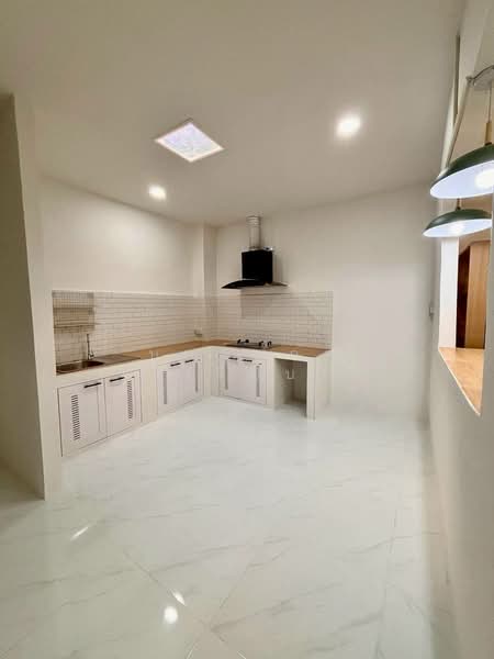 For Sale - ทาวน์เฮ้าส์ ชั้นเดียว หน้ากว้าง 8 เมตร รีโนเวทใหม่ รามอินทรา 17 ใกล้รถไฟฟ้าสถานีลาดปลาเค้า, Bangkok