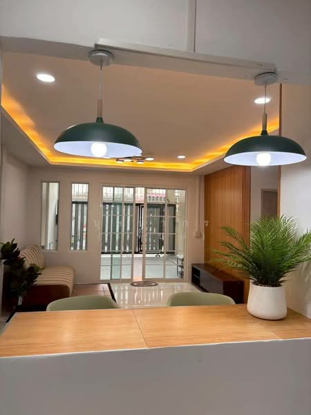 ทาวน์เฮ้าส์ ชั้นเดียว หน้ากว้าง 8 เมตร รีโนเวทใหม่ รามอินทรา 17 ใกล้รถไฟฟ้าสถานีลาดปลาเค้า, กรุงเทพ, รามอินทรา, อนุสาวรีย์, บางเขน, กรุงเทพ, 112 ตร.ม., ทาวน์เฮ้าส์ ขาย, โดย บุษบากร (เจี๊ยบ), 500211581 - DDproperty.com