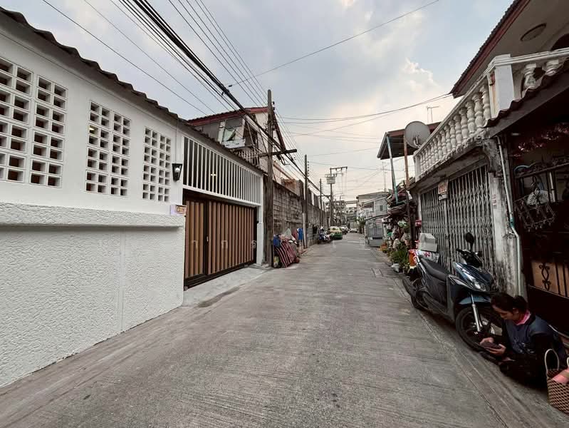 For Sale - ทาวน์เฮ้าส์ ชั้นเดียว หน้ากว้าง 8 เมตร รีโนเวทใหม่ รามอินทรา 17 ใกล้รถไฟฟ้าสถานีลาดปลาเค้า, Bangkok