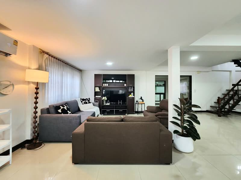 ให้เช่า - อาคารให้เช่า รัชดาภิเษก ห้วยขวาง : Building for rent, Ratchadaphisek, Huai Khwang., กรุงเทพ