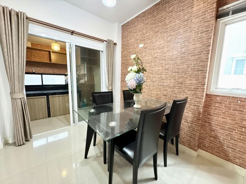 ขายบ้านแฝดใกล้เจปาร์ค ม.ทริโอทาวน์ ไร่กล้วย ศรีราชา, Chon Buri (Pattaya), Surasak, Si Racha, Chon Buri (Pattaya), 3 Bedrooms, 120 sqm, Semi-Detached House (Twin House) For Sale, by Dusit Saengfa, 500211801 - DDproperty.com