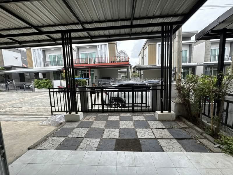 ขายบ้านแฝดใกล้เจปาร์ค ม.ทริโอทาวน์ ไร่กล้วย ศรีราชา, Chon Buri (Pattaya), Surasak, Si Racha, Chon Buri (Pattaya), 3 Bedrooms, 120 sqm, Semi-Detached House (Twin House) For Sale, by Dusit Saengfa, 500211801 - DDproperty.com