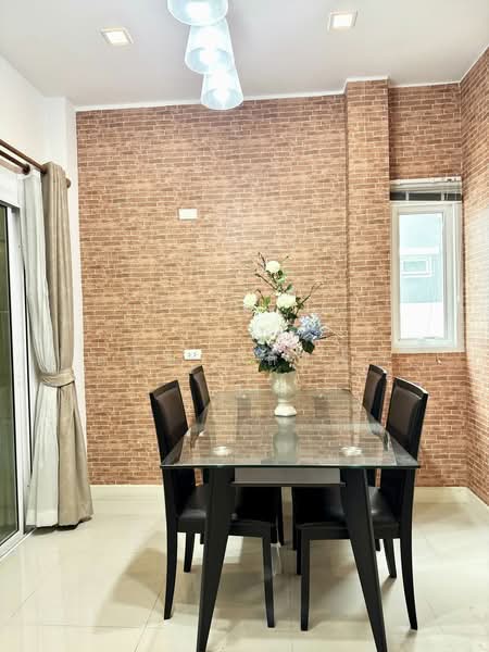 ขายบ้านแฝดใกล้เจปาร์ค ม.ทริโอทาวน์ ไร่กล้วย ศรีราชา, Chon Buri (Pattaya), Surasak, Si Racha, Chon Buri (Pattaya), 3 Bedrooms, 120 sqm, Semi-Detached House (Twin House) For Sale, by Dusit Saengfa, 500211801 - DDproperty.com