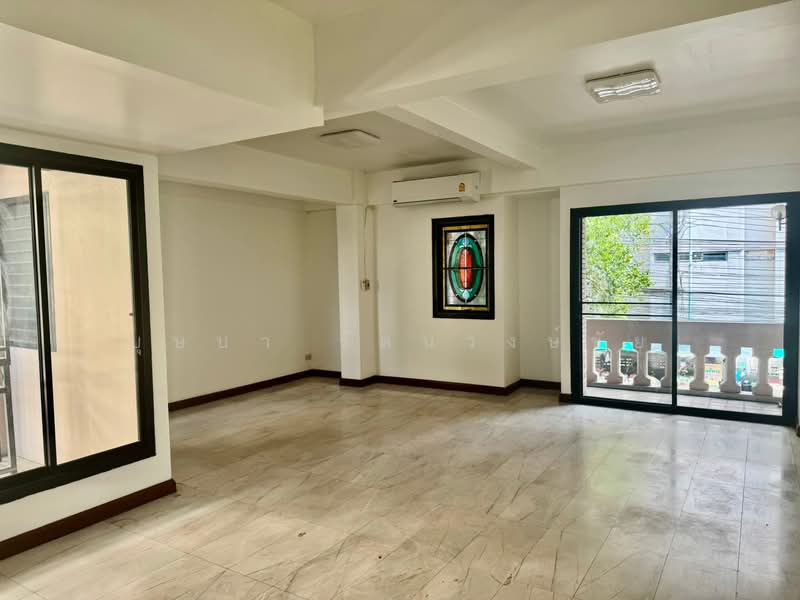 For Rent - ทำเลซ.สุขุมวิท 4 BTS นานา ให้เช่าอาคารพาณิชย์ 5 ชั้น รีโนเวทใหม่ บ้านสวย พร้อมอยู่ ทำเลดี, Bangkok