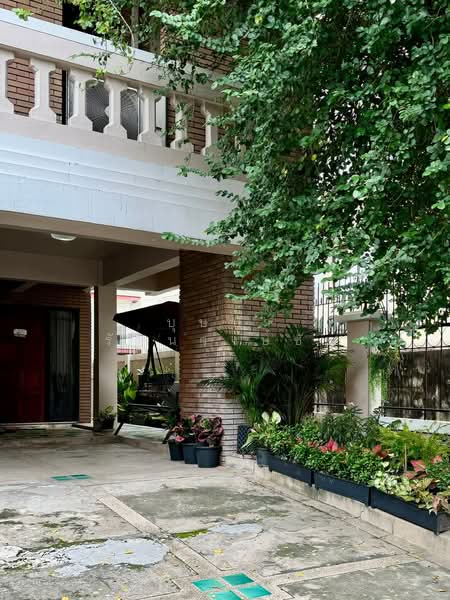 For Rent - ทำเลซ.สุขุมวิท 4 BTS นานา ให้เช่าอาคารพาณิชย์ 5 ชั้น รีโนเวทใหม่ บ้านสวย พร้อมอยู่ ทำเลดี, Bangkok