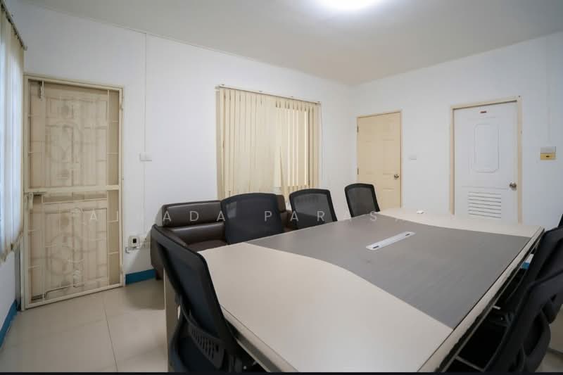 RK Biz Center Motorway - Airportlink, Bangkok, Motorway Road, Khlong Song Ton Nun, Lat Krabang, Bangkok, 4 Bedrooms, 210 sqm, Townhouse For Sale, by Airada Parasarn, 500211823 - DDproperty.com