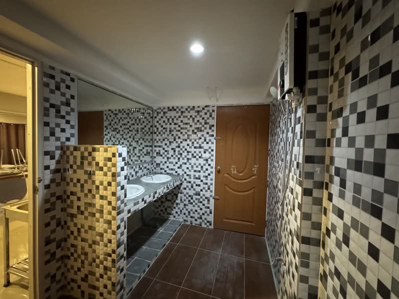 For Sale: Renovated Building in Huai Khwang 6 Floors + Rooftop, 2,000 sq.m. Usable Area, Bangkok, ประชาอุทิศ, Huai Khwang, Huai Khwang, Bangkok, , 432 sqm, Land For Sale, by แพรวา ตั้งนิรันดร, 500211876 - DDproperty.com