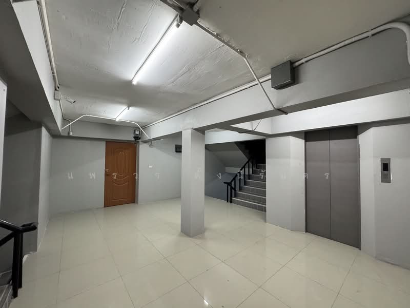 For Sale: Renovated Building in Huai Khwang 6 Floors + Rooftop, 2,000 sq.m. Usable Area, Bangkok, ประชาอุทิศ, Huai Khwang, Huai Khwang, Bangkok, , 432 sqm, Land For Sale, by แพรวา ตั้งนิรันดร, 500211876 - DDproperty.com