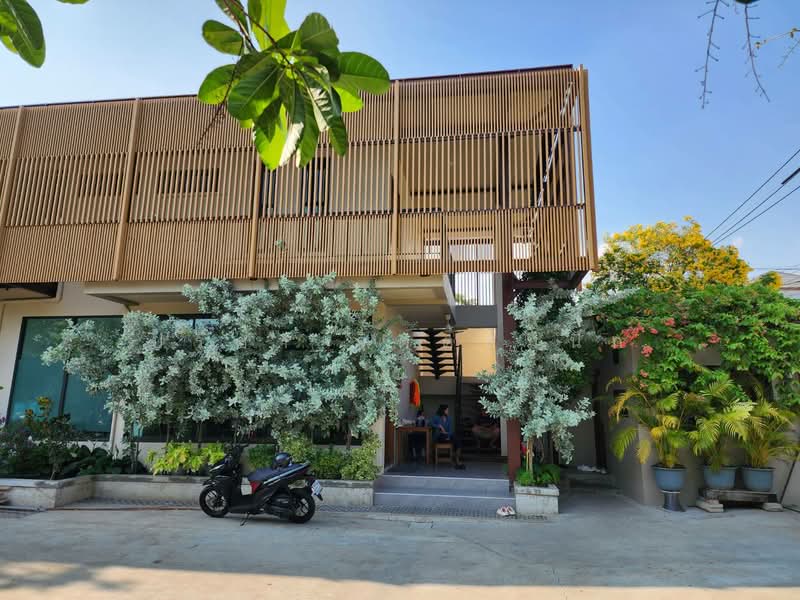 For Rent - Low-rise Peivate about 100 sq m. with 2 bedrooms apartment in Yenarkat near Market Place Nanglingee, Bangkok