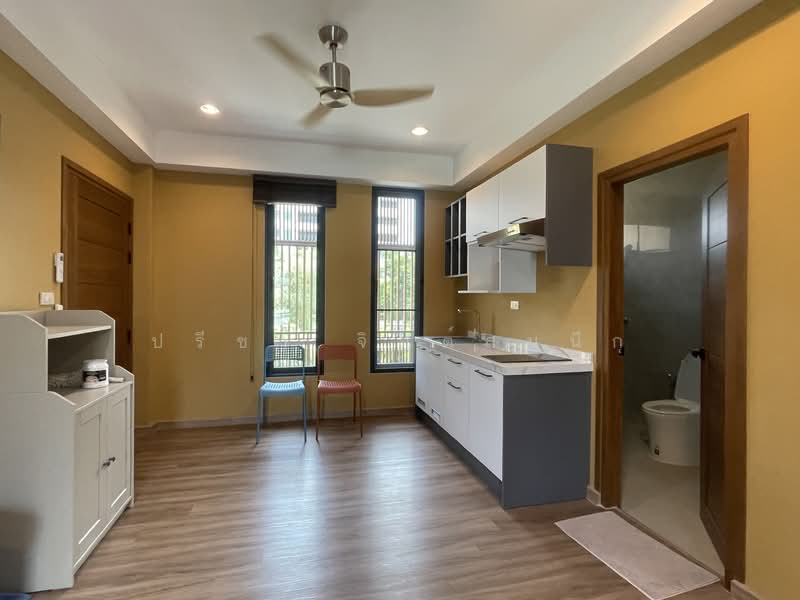 For Rent - Low-rise Peivate about 100 sq m. with 2 bedrooms apartment in Yenarkat near Market Place Nanglingee, Bangkok