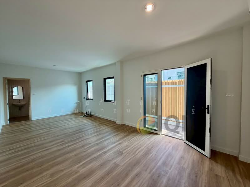 ซอยรัชดานิเวศน์ 14, Bangkok, ประชาอุทิศ 19, Samsen Nok, Huai Khwang, Bangkok, 4 Bedrooms, 250 sqm, Single Detached House For Sale, by อภัสนันท์ ภัคนราธนเศรษฐ์, 500212192 - DDproperty.com