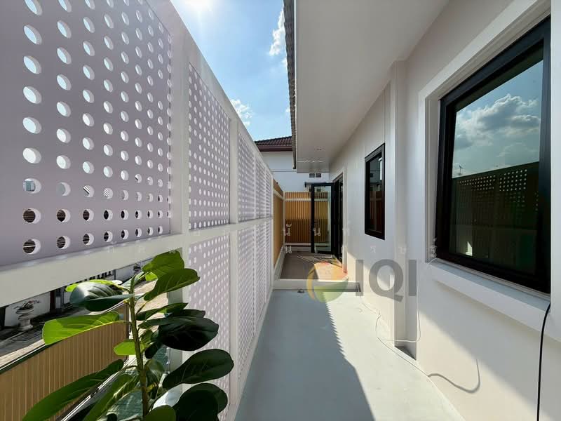 ซอยรัชดานิเวศน์ 14, Bangkok, ประชาอุทิศ 19, Samsen Nok, Huai Khwang, Bangkok, 4 Bedrooms, 250 sqm, Single Detached House For Sale, by อภัสนันท์ ภัคนราธนเศรษฐ์, 500212192 - DDproperty.com