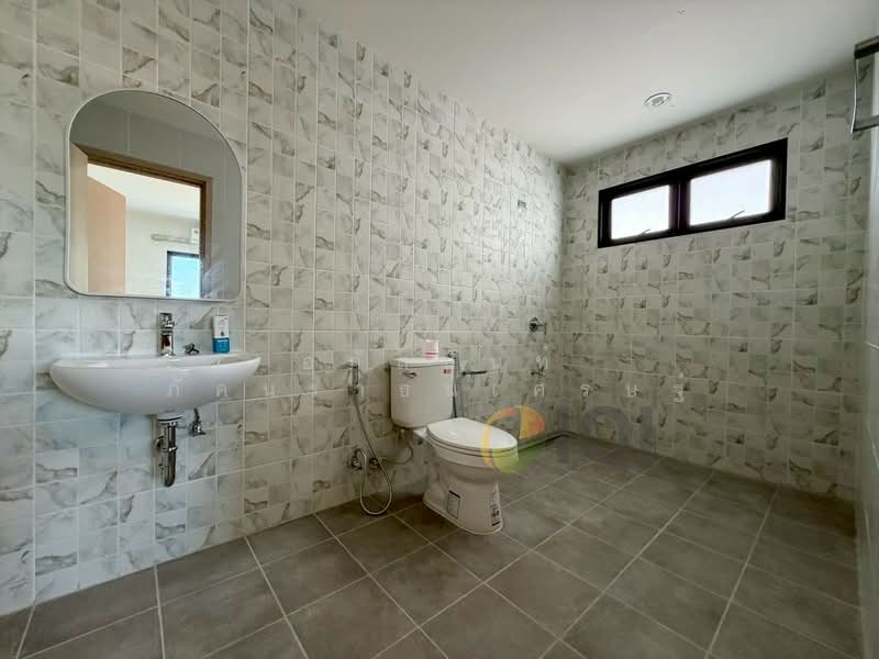 ซอยรัชดานิเวศน์ 14, Bangkok, ประชาอุทิศ 19, Samsen Nok, Huai Khwang, Bangkok, 4 Bedrooms, 250 sqm, Single Detached House For Sale, by อภัสนันท์ ภัคนราธนเศรษฐ์, 500212192 - DDproperty.com