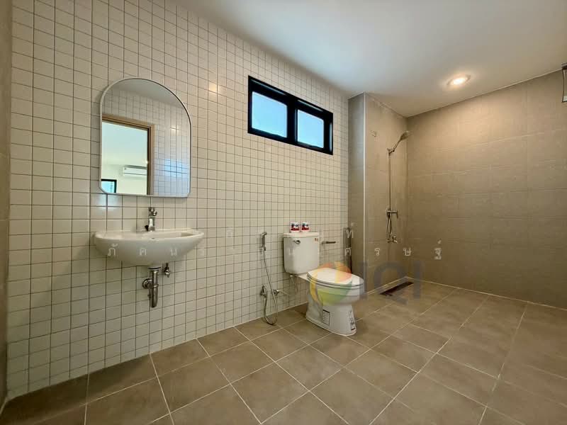 ซอยรัชดานิเวศน์ 14, Bangkok, ประชาอุทิศ 19, Samsen Nok, Huai Khwang, Bangkok, 4 Bedrooms, 250 sqm, Single Detached House For Sale, by อภัสนันท์ ภัคนราธนเศรษฐ์, 500212192 - DDproperty.com