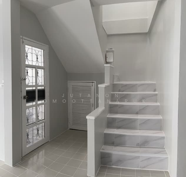 For Sale - ขายบ้านทาวน์เฮ้าส์ 2 ชั้น ม.ลภาวัน ถ.บางกรวย-ไทรน้อย ทำเลดี เดินทางสะดวก, Nonthaburi