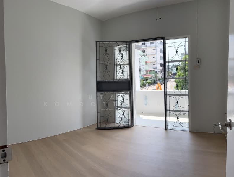 For Sale - ขายบ้านทาวน์เฮ้าส์ 2 ชั้น ม.ลภาวัน ถ.บางกรวย-ไทรน้อย ทำเลดี เดินทางสะดวก, Nonthaburi