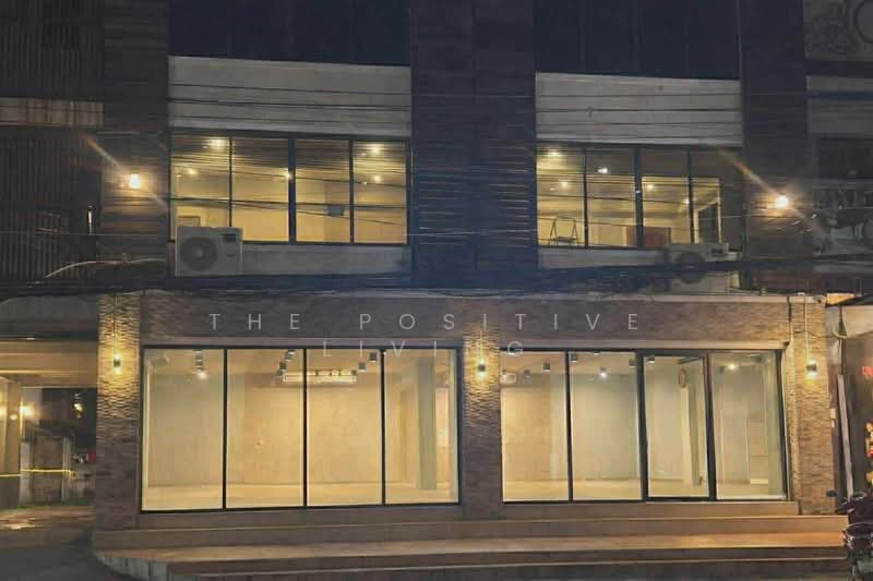 For Rent - 3-Storey Commercial Building – Wua Lai Area, Chiang Mai