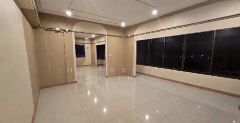 For Rent - 3-Storey Commercial Building – Wua Lai Area, Chiang Mai