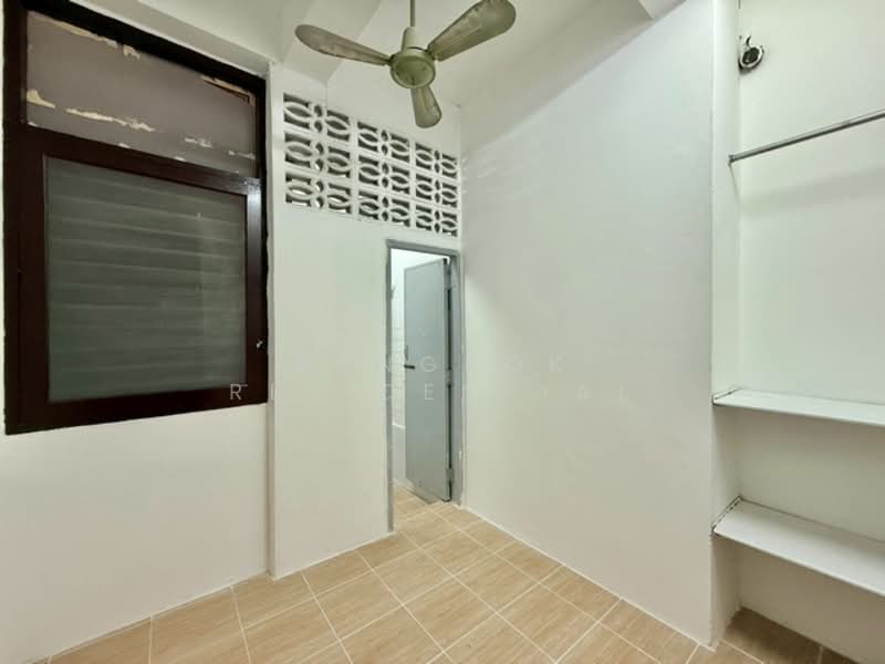 Rishi Court, Bangkok, 47 Soi Sukhumvit 15, Khlongtoei Nua, Watthana, Bangkok, 3 Bedrooms, 200 sqm, Apartment For Rent, by Bangkok Residential, 500212709 - DDproperty.com