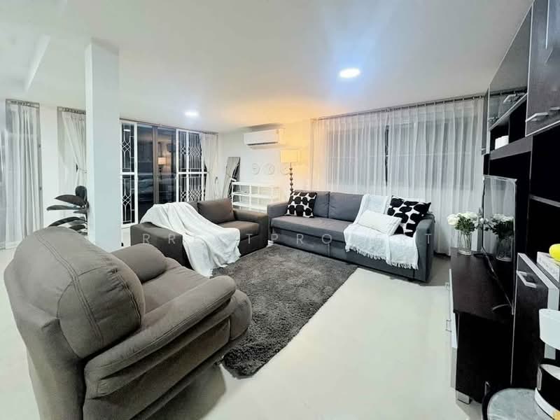 บ้านเดี่ยวหลังใหญ่ 2 ชั้น ใจกลางห้วยขวาง พร้อมอยู่ระดับ Luxury, Bangkok, Huai Khwang, Huai Khwang, Bangkok, 6 Bedrooms, 70 sqm, Single Detached House For Rent, by CorrectProperty, 500213837 - DDproperty.com