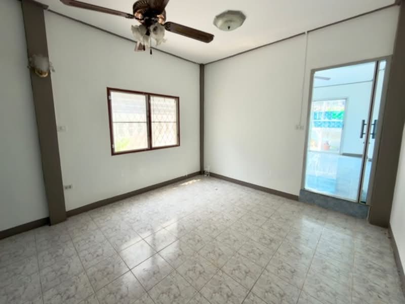 [ขาย] บ้านเดี่ยวชั้นเดียว หมู่บ้านกฤษดานคร 10 พื้นที่กว้างน่าอยู่ ร่มรื่น บ้านหันทิศเหนือ ใกล้เซนทร, Nonthaburi, Bang Rak Pattana, Bang Bua Thong, Nonthaburi, 6 Bedrooms, 140 sqm, Single Detached House For Sale, by เรียลตี้ วัน, 500213914 - DDproperty.com