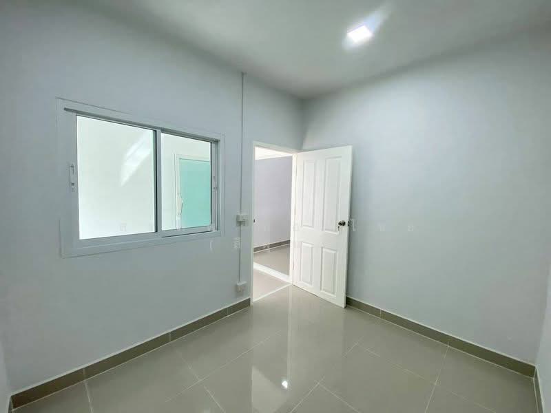 ทาวน์เฮ้าส์ 2 ชั้น ตรงข้ามกองสลาก เนื้อที่ 20 ตารางวา 3 ห้องนอน ซอยรณสิทธิพิชัย 13 จ.นนทบุรี, Nonthaburi, Tha-Sai, Muang Nonthaburi, Nonthaburi, 2 Bedrooms, 80 sqm, Townhouse For Sale, by สรภพ ยอดไชย (สีฝุ่น), 500214521 - DDproperty.com