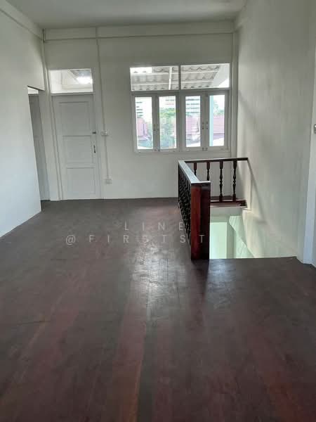 โกดัง + ออฟฟิศ 600 ตารางเมตร ใจกลางสุขุมวิท 36 ใกล้ Thonglor, กรุงเทพ, พระโขนง, คลองเตย, กรุงเทพ, 600 ตร.ม., ตึกแถว-อาคารพาณิชย์ ให้เช่า, โดย LINE @firststep, 500214538 - DDproperty.com