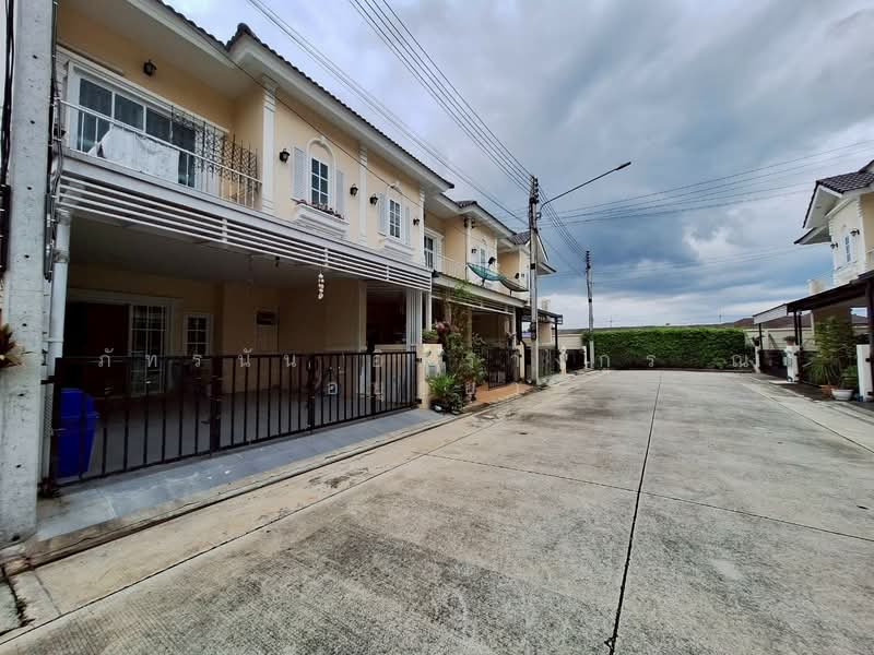 หมู่บ้านดีญ่าทาวน์ ติวานนท์-รังสิต ถนนรังสิต-ปทุมธานี ตำบลบ้านกลาง อำเภอเมืองปทุมธานี จังหวัดปทุมธ, Pathum Thani, รังสิต-ปทุมธานี, Ban Klang, Muang Pathum Thani, Pathum Thani, 4 Bedrooms, 137 sqm, Townhouse For Sale, by ภัทรนัน อิศรางกูร ณ อยุธยา, 500215096 - DDproperty.com