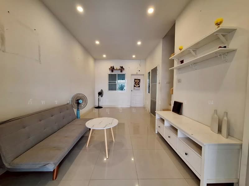 หมู่บ้านดีญ่าทาวน์ ติวานนท์-รังสิต ถนนรังสิต-ปทุมธานี ตำบลบ้านกลาง อำเภอเมืองปทุมธานี จังหวัดปทุมธ, Pathum Thani, รังสิต-ปทุมธานี, Ban Klang, Muang Pathum Thani, Pathum Thani, 4 Bedrooms, 137 sqm, Townhouse For Sale, by ภัทรนัน อิศรางกูร ณ อยุธยา, 500215096 - DDproperty.com