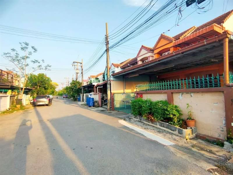 For Sale - ทาวน์เฮ้าส์ 2 ชั้น 33.8 ตร.ว. หมู่บ้านพูนลาภ ซอยเวิร์คพอยท์, Pathum Thani